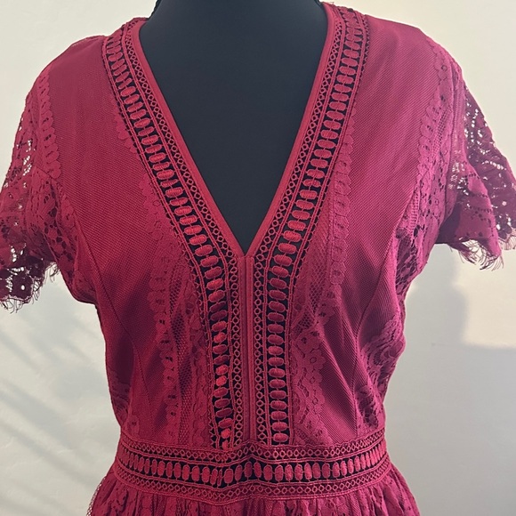 Elegant Lace Maxi Dress in Deep Red - Picture 2 of 7